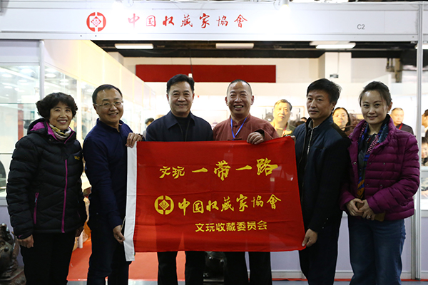 中国文物交流中心主任罗伯健（左三）与收藏家协会成员合影