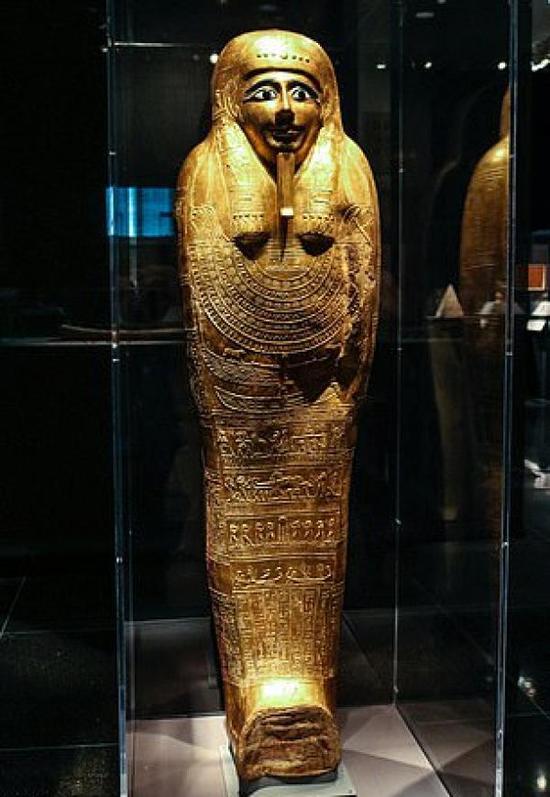 >古埃及祭司 Nedjemankh 镀金棺椁正在展柜中展出古埃及祭司 Nedjemankh 镀金棺椁正在展柜中展出